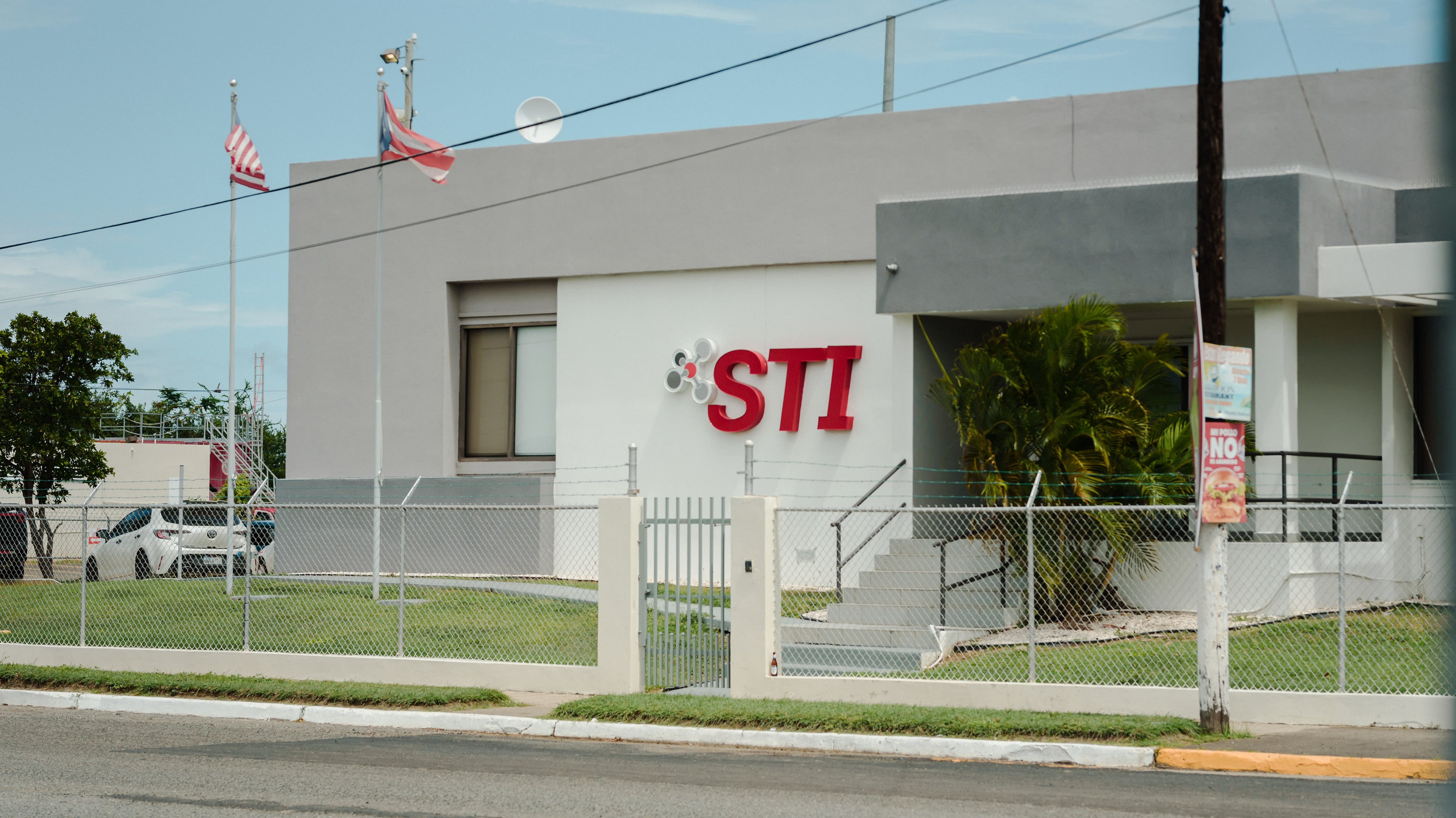 Imagen desde el aire de la urbanización La Margarita y la planta de Steri-Tech.