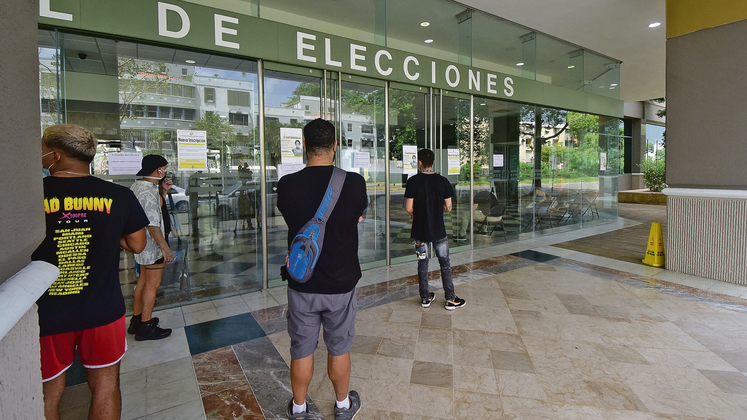 Publico esperando para ser atendidos frente a la Comisión Estatal de Elecciones
