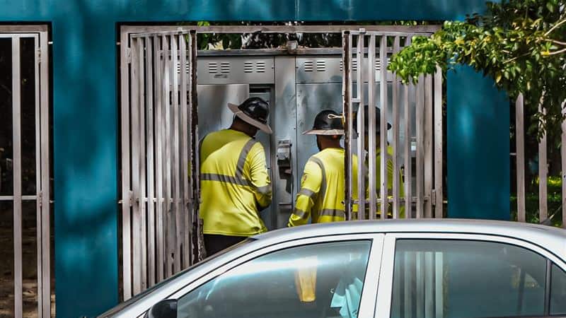 La empresa LUMA Energy lleva a cabo trabajos en Hato Rey.