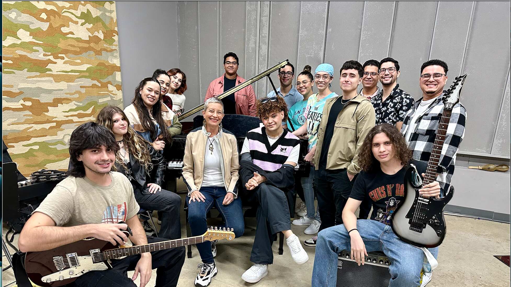 Brenda Hopkins lleva su arte a beneficio de estudiantes de música.