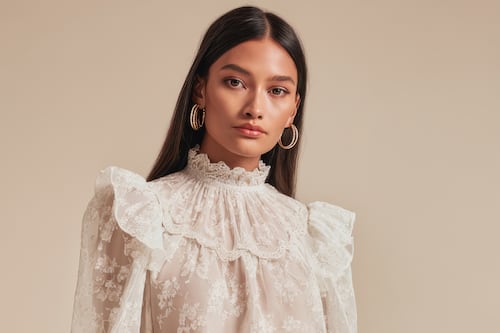 Blusas de “abuela”: la nueva tendencia que promete un estilo exquisito y sofisticado (favorece a todas)