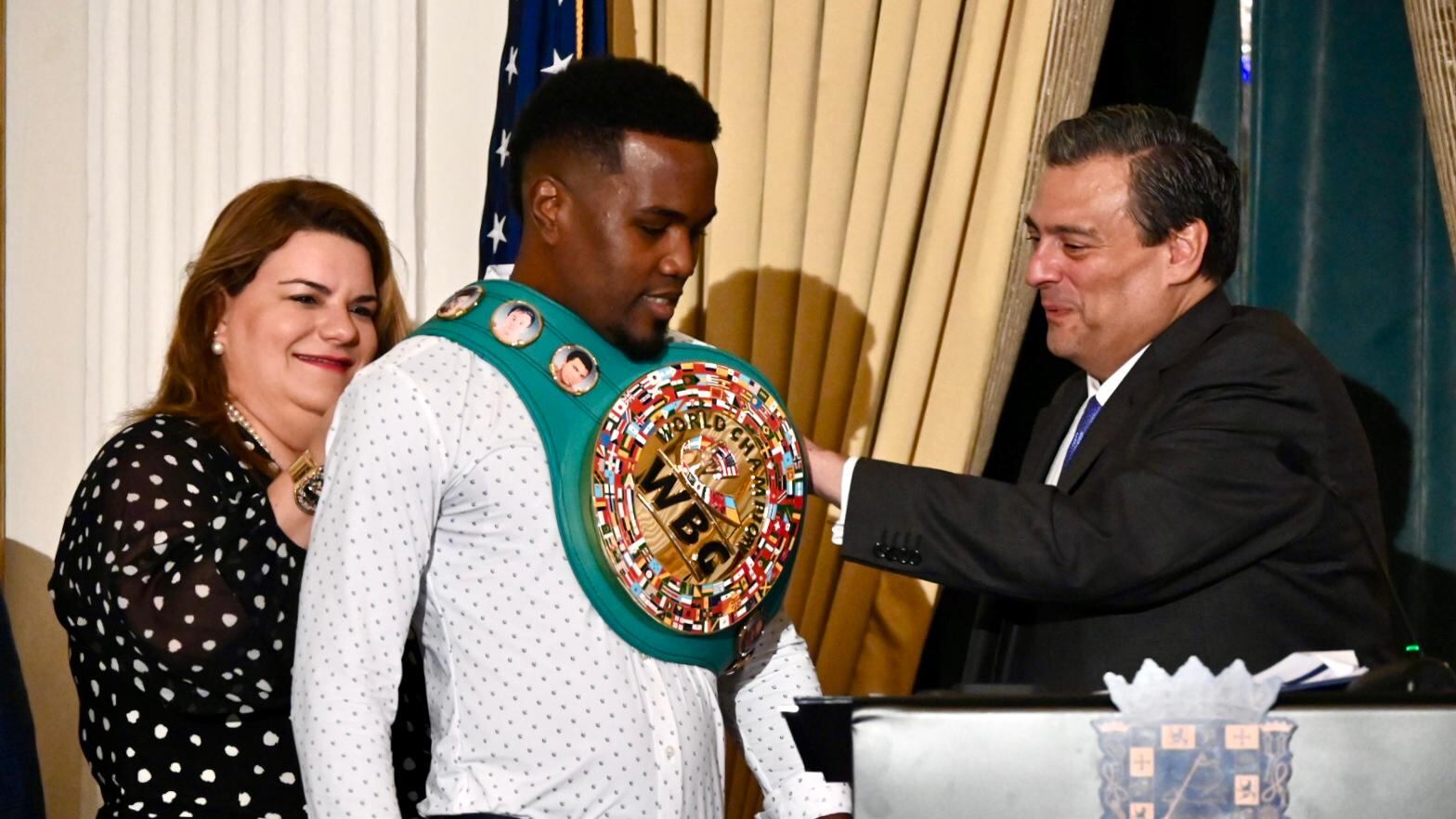 La gobernadora de Puerto Rico Jenniffer González Colón junto al campeón mundial Subriel Matías.