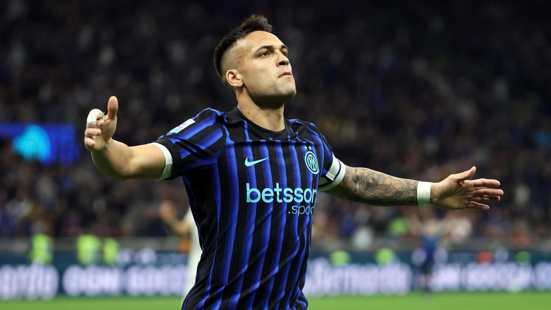 El jugador del Inter Milán, Lautaro Martínez celebra el 3-1 de su equipo ante el Roma en la Serie A. (Italia)