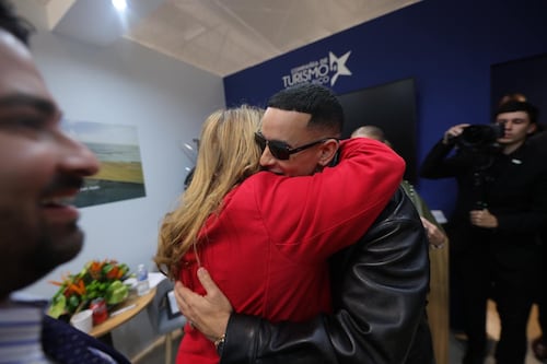 Gobernadora convierte en ley la carretera Ramón Luis ‘Daddy Yankee’ Ayala Rodríguez en Santurce