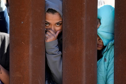 Migrantes aguardan en la frontera al entrar en vigor nuevas normas