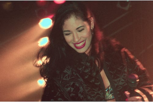Vestidos, premios y recuerdos íntimos de Selena Quintanilla serán exhibidos en ‘Selena From Texas to the World’