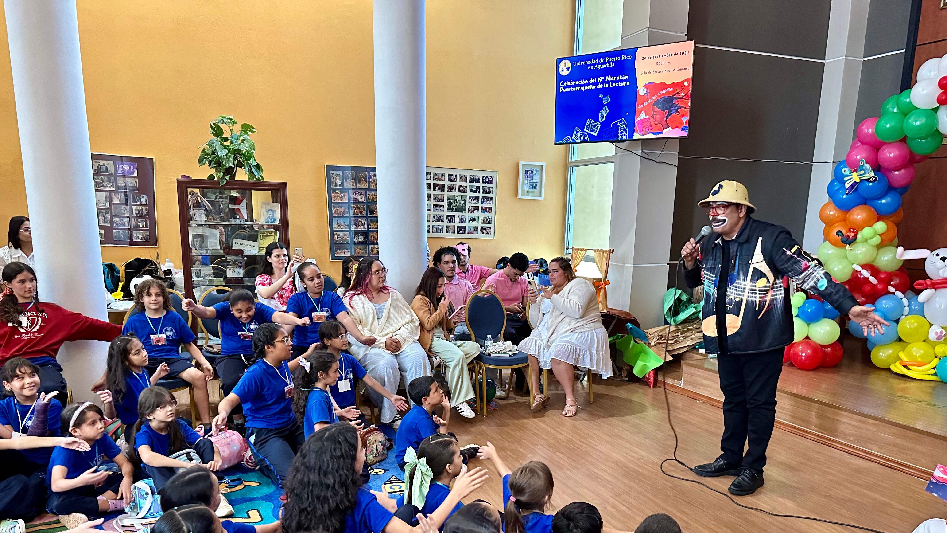 Payaso Remi durante el Maratón de Lectura en UPR Aguadilla.