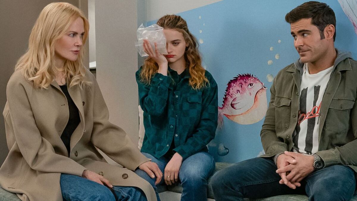 Nicole Kidman como Brooke Harwood, Joey King como Zara Ford y Zac Efron como Chris Cole en Un asunto familiar