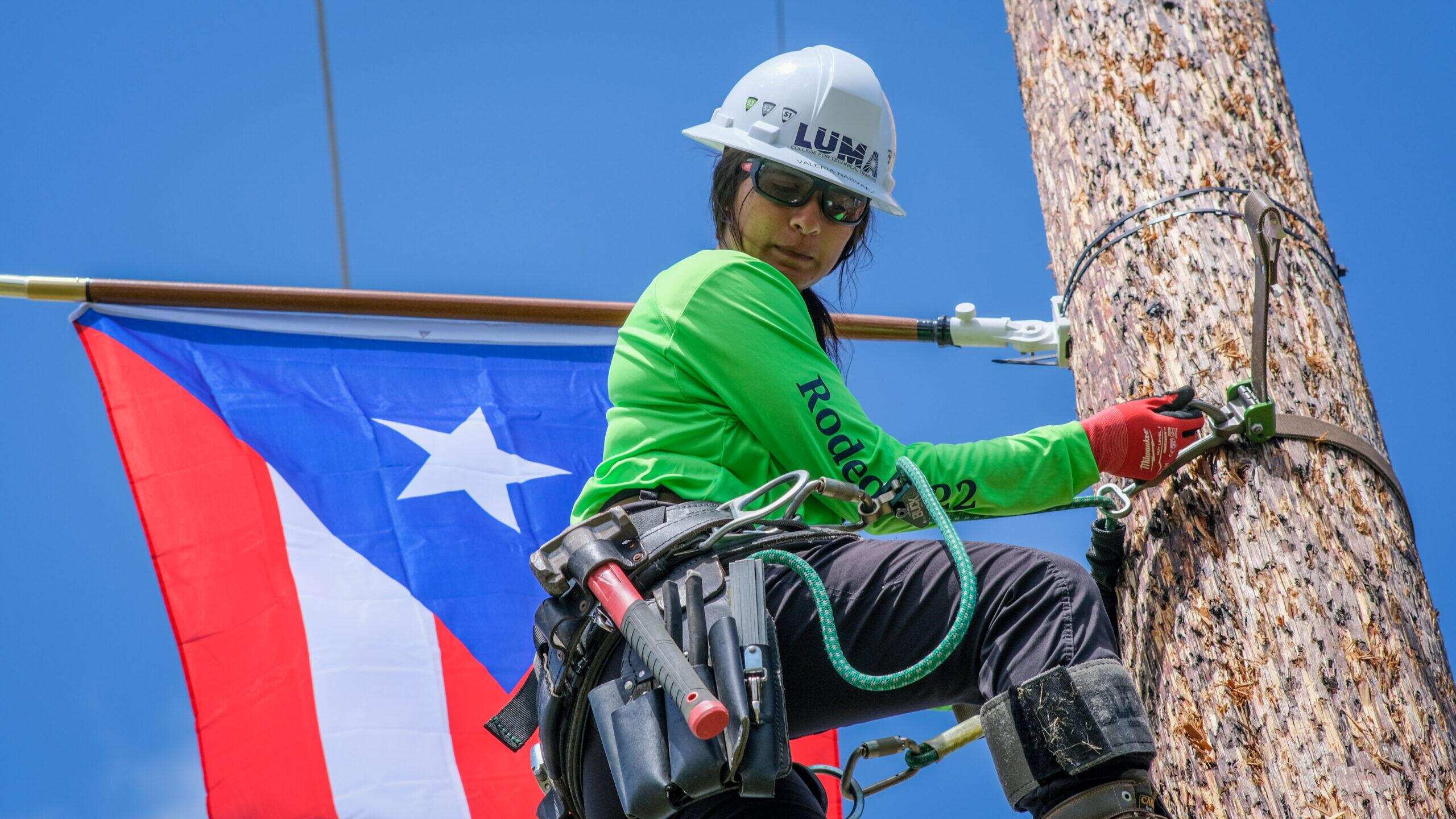 LUMA Energy gradúa dos mujeres como celadoras de línea (CyberNews)