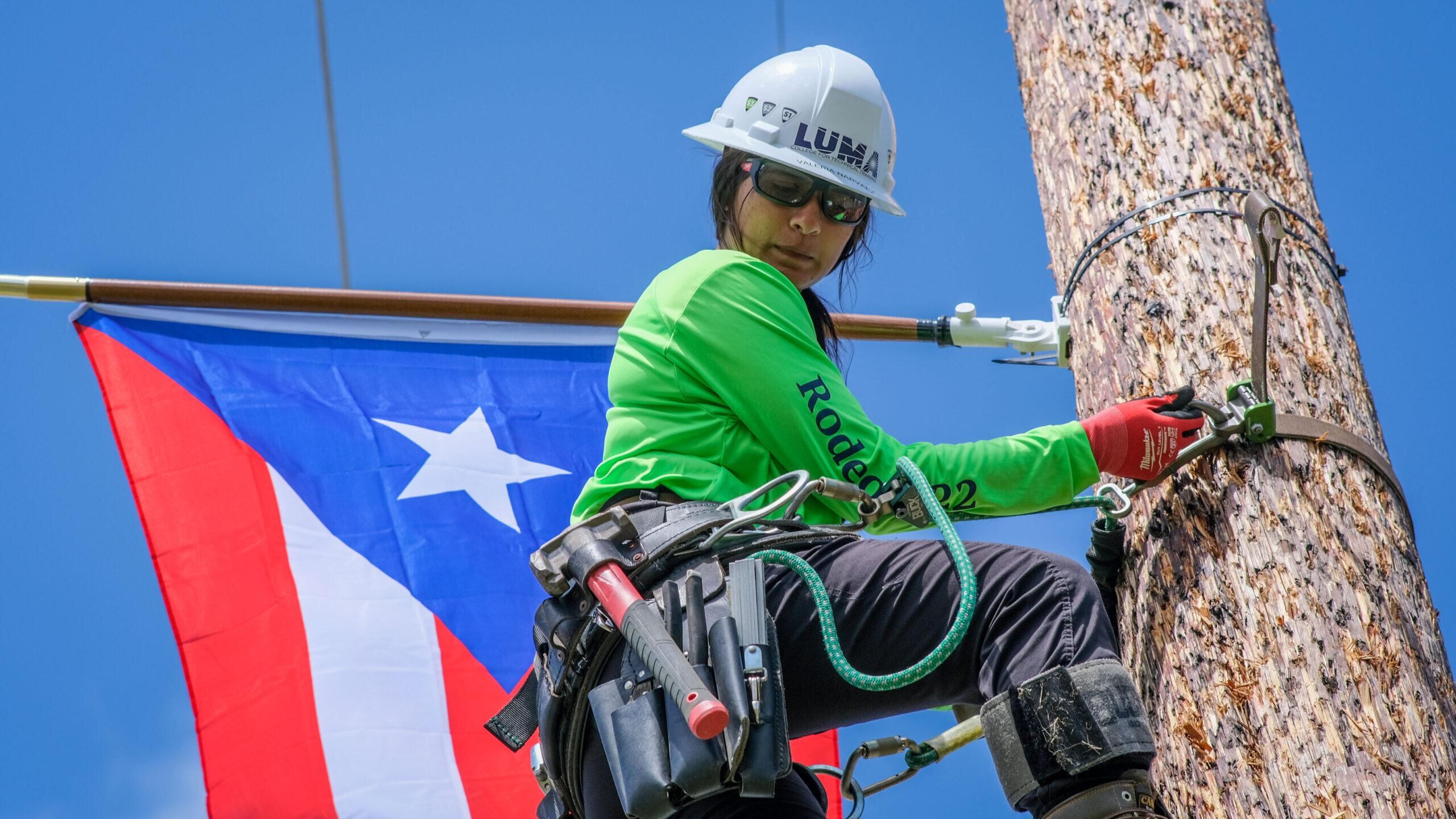 LUMA Energy gradúa dos mujeres como celadoras de línea (CyberNews)