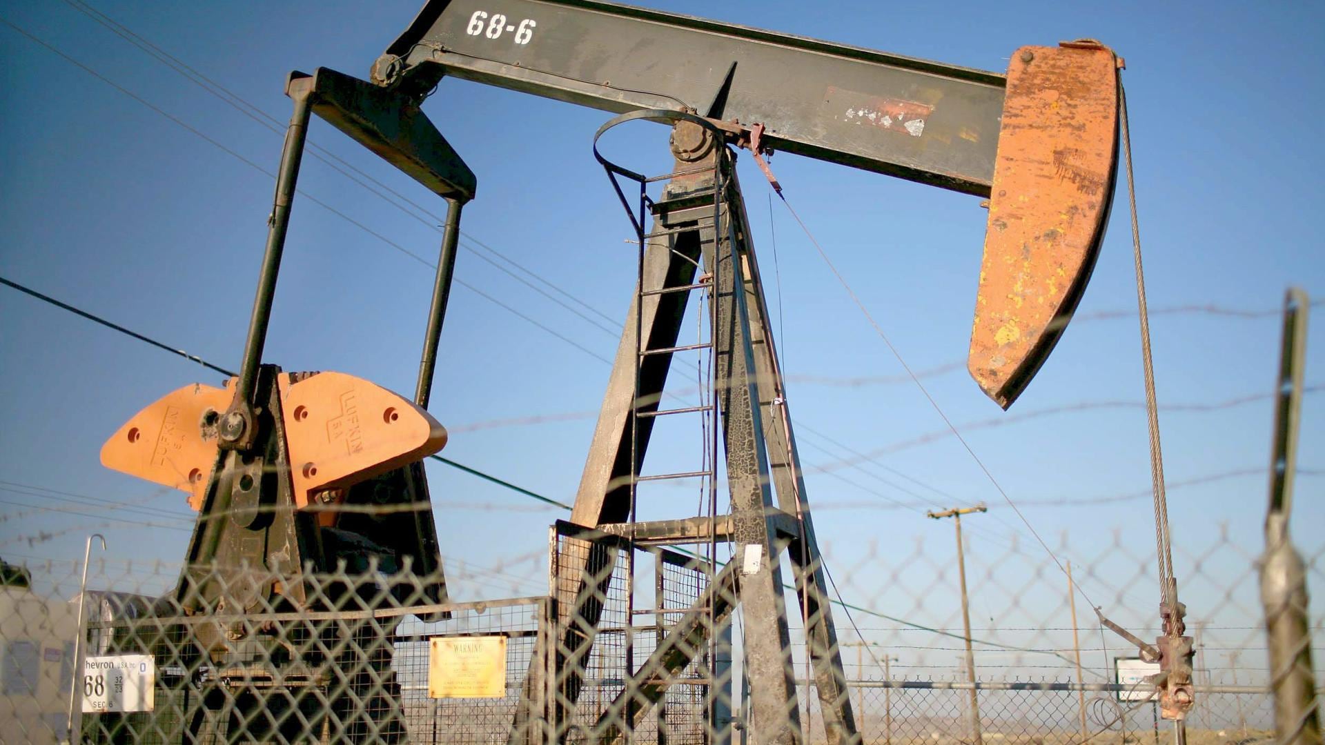 El brent sube un 2,67 % y cierra por encima de 103 dólares en su semana más volátil en años