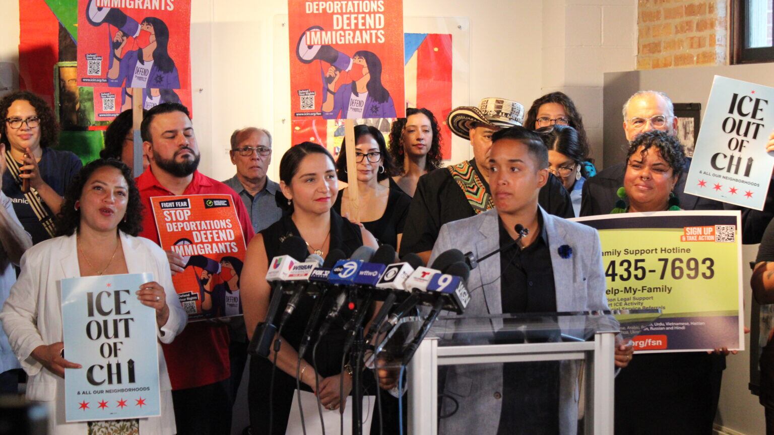 Jessie Fuentes, concejala del Distrito 26 de Chicago, expresa su rechazo a la presencia de agentes federales en el museo puertorriqueño de arte en Humboldt Park. A la izquierda, la congresista por Illinois, Delia Ramírez.