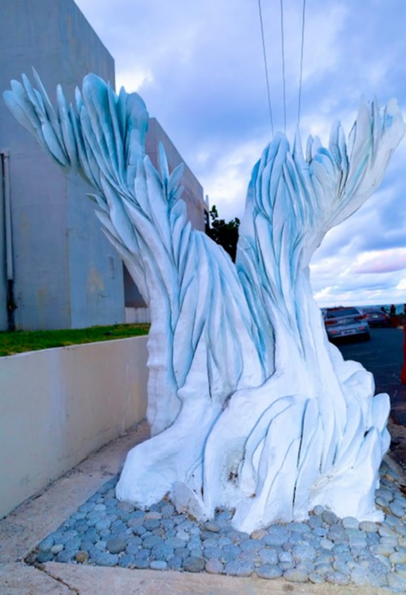 Revelan árbol de la escultura “Águila” de Bolek Ryzinski en el Club AFDA