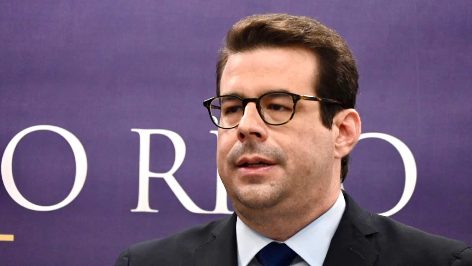 El secretario de la gobernación en conferencia de prensa en La Fortaleza.