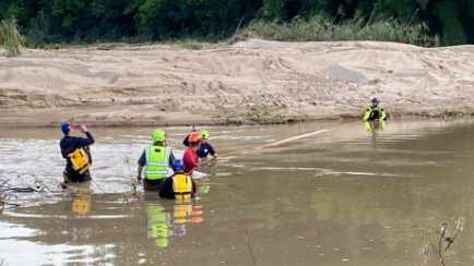 Buscan a mujer arrastrada por río en Juncos.