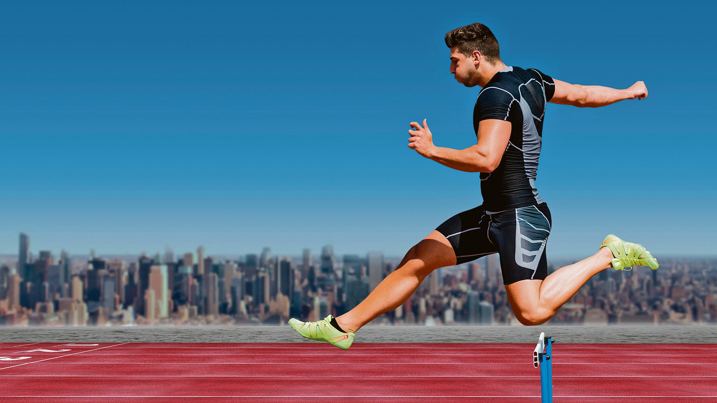 Atleta corriendo mientras se presenta una vista satisfactoria de una ciudad.