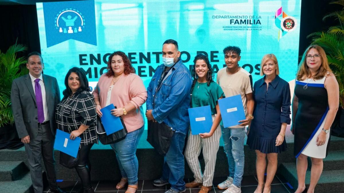 Departamento de la Familia entrega incentivos a microempresarios.