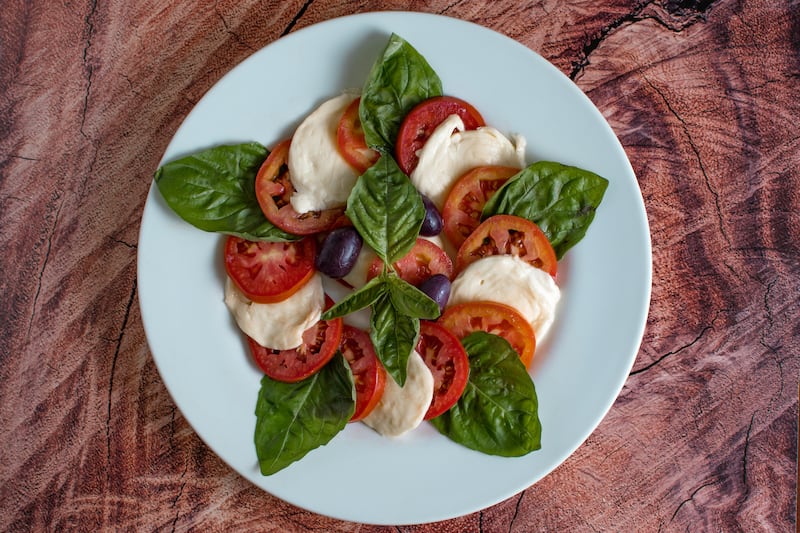 La ensalada es una de los platos más populares y consumidos, y se dice que en cada país hay al menos una versión de este alimento. Fotos: Freepik, Pexels, Unsplash, Creative Commons y Pixabay.