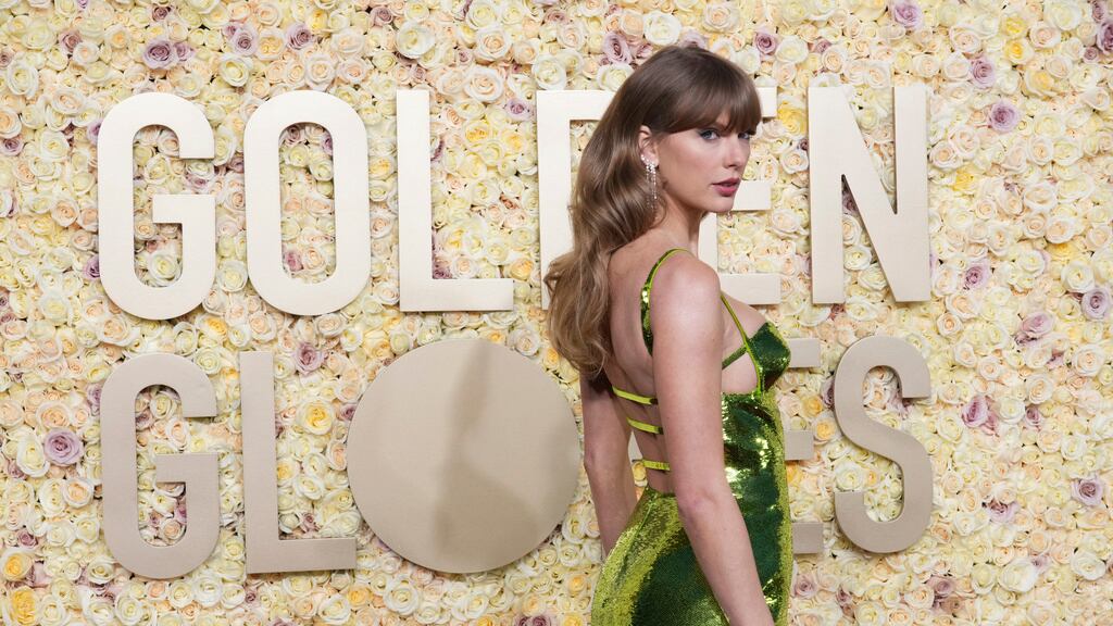 Taylor Swift llega a la 81a entrega de los Globos de Oro el domingo 7 de enero de 2024, en el Hotel Beverly Hilton en Beverly Hills, California. (Foto Jordan Strauss/Invision/AP)