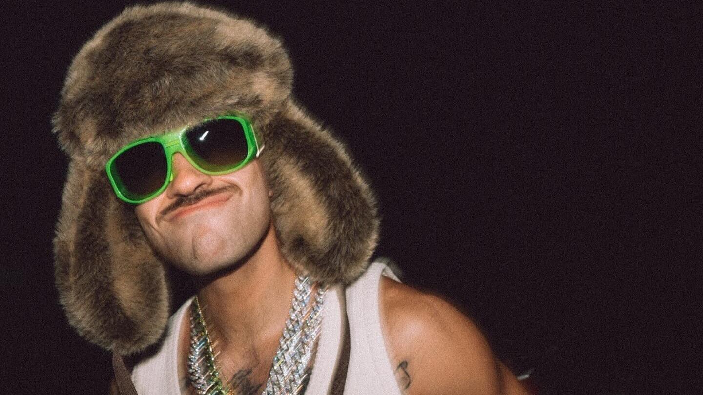 Feid mostró un detalle de la ropa interior que se pondría y los seguidores dicen que no esperen menos de sus parejas.