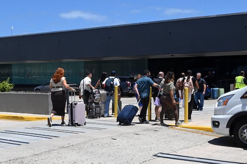Pasajeros protestan en el Aeropuerto Internacional Luis Muñoz Marín tras cancelaciones de Spirit Airlines