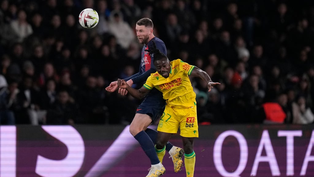Milan Skriniar del Paris Saint-Germain pelea por el balón con Moses Simon del Nantes en el encuentro de la liga francesa el sábado 9 de diciembre del 2023. (AP Foto/Thibault Camus)
