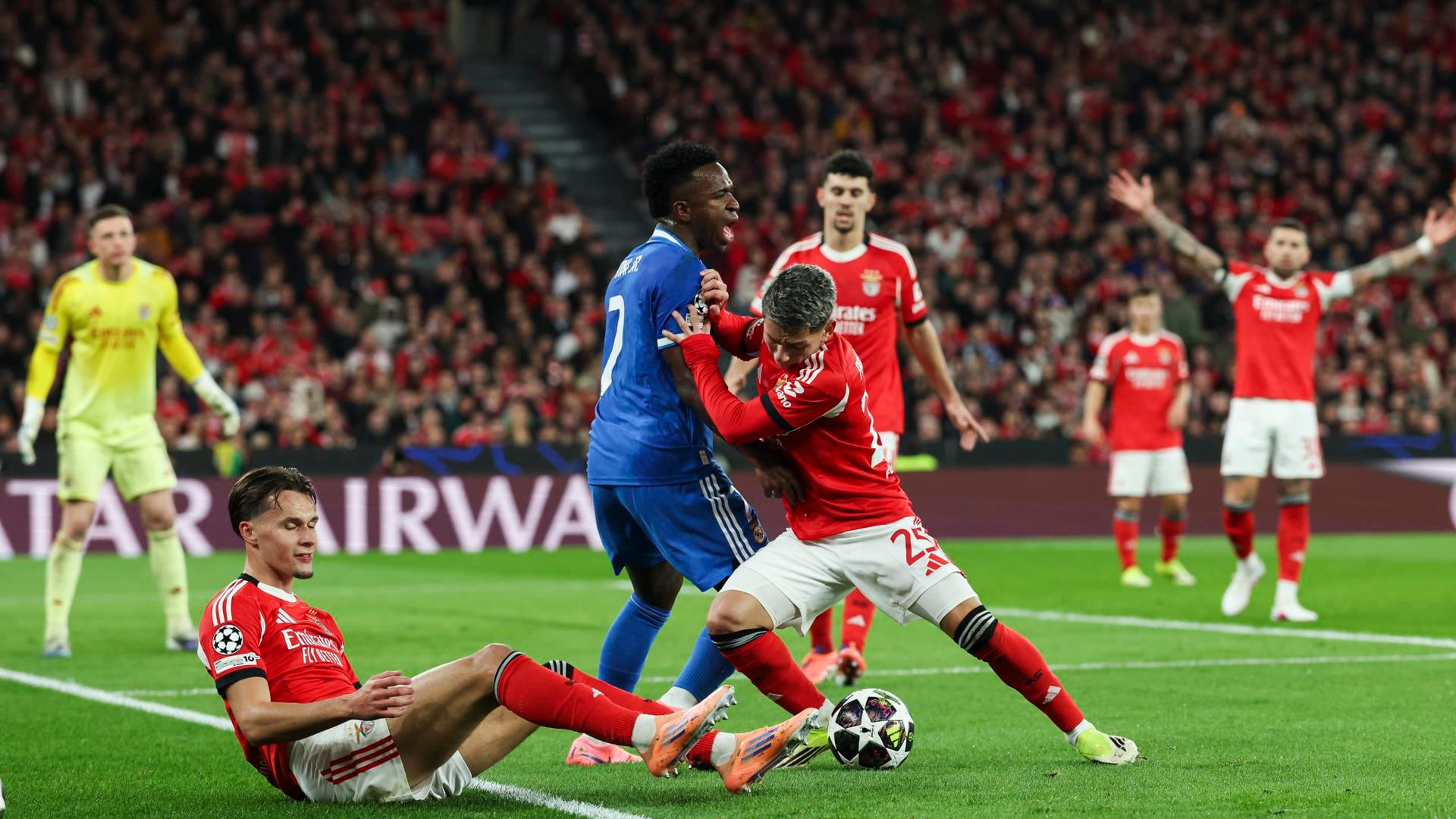 El jugador del Benfica Gianluca Prestianni (d) junto a Vinicius Junior en Lisboa, Portugal. EFE/EPA/JOSE SENA GOULAO