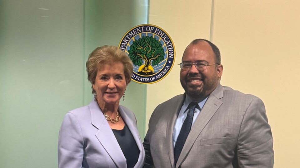 Linda McMahon y Eliezer Ramos.