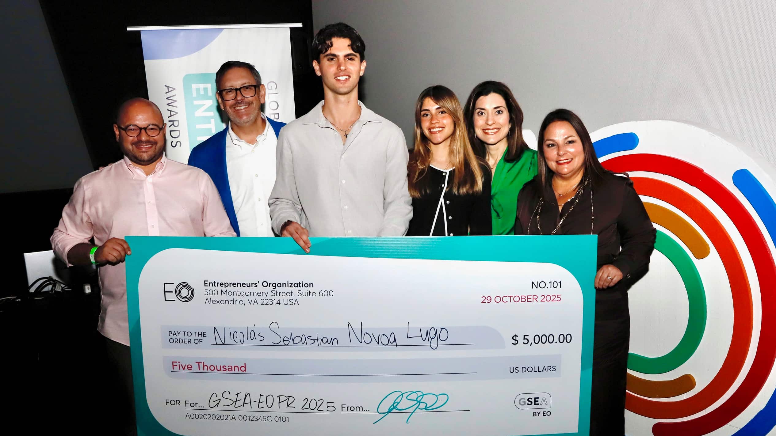 Nicolás Novoa, ganador de Puerto Rico de GSEA Start It Up (centro).