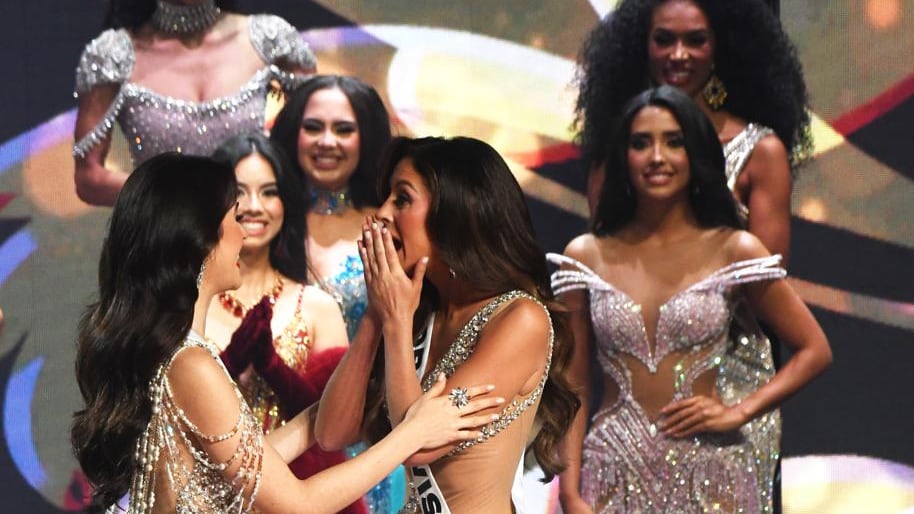 Jennifer Colón Alvarado (derecha).