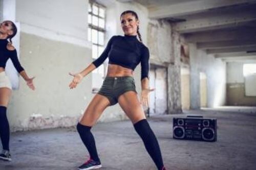Levanta glúteos bailando twerking
