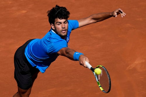 Alcaraz debuta con victoria en Barcelona tras superar a Virtanen