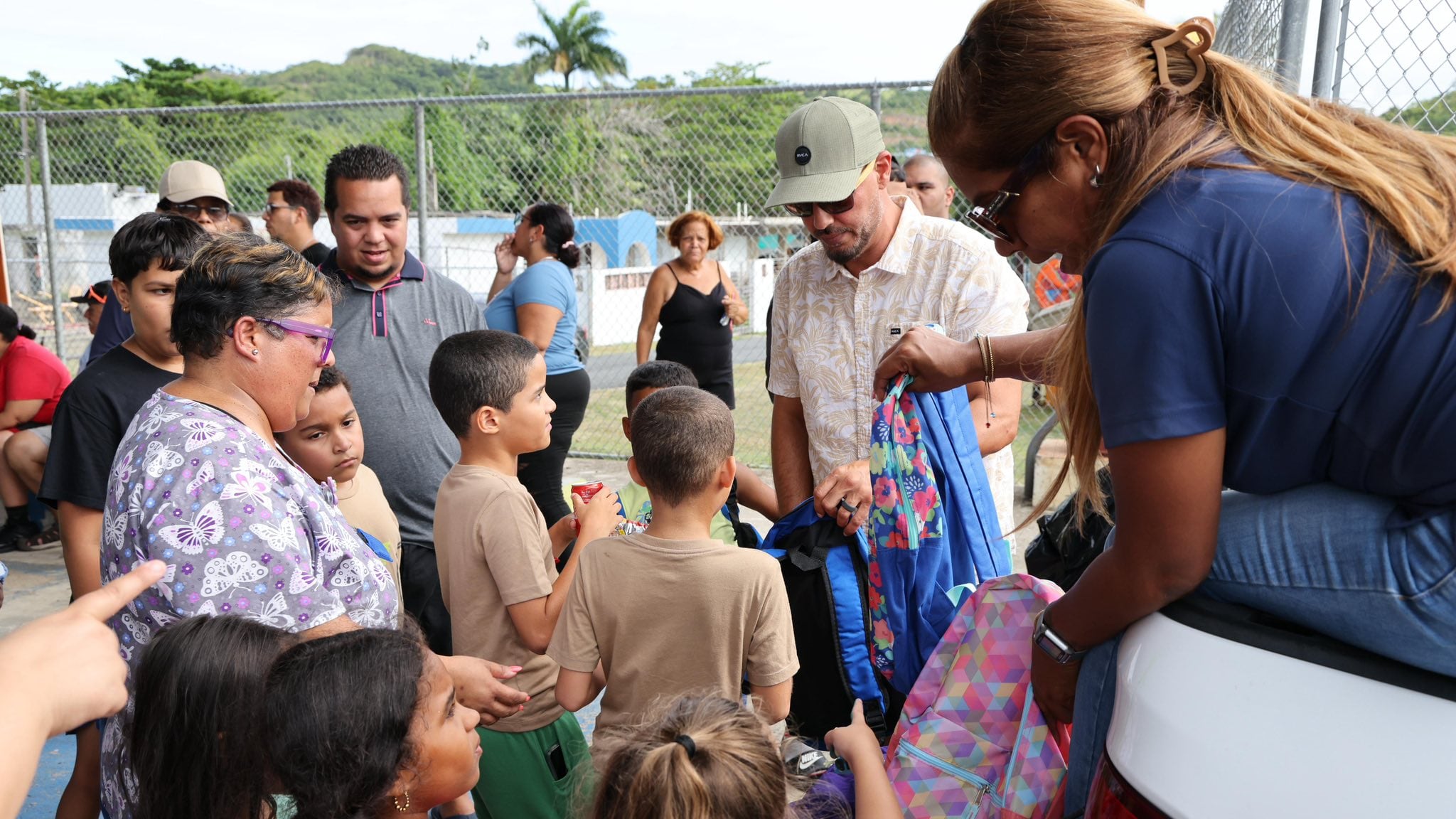 Entregan mochilas y materiales escolares a niños en Fajardo