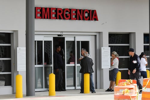 Hospitalizan a exrepresentante PNP en Centro Médico por caída