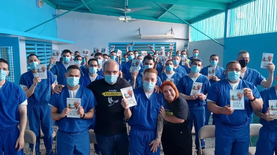 Entregan libros en la cárcel de Ponce