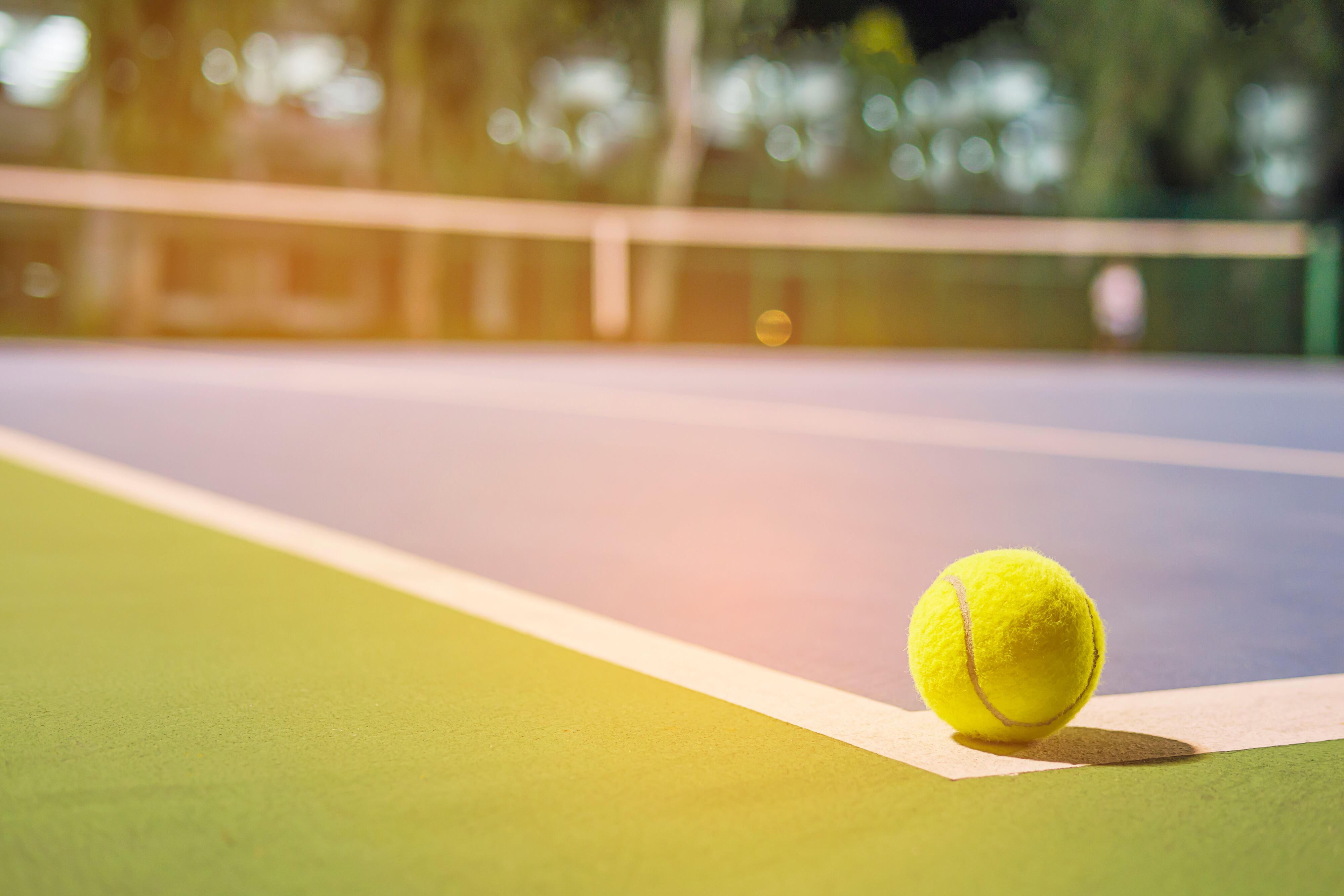 Se ha demostrado que jugar al tenis aporta una serie de beneficios para la salud, como la reducción del riesgo de obesidad y diabetes, la mejora de la coordinación, el aumento de los niveles de energía y el fortalecimiento del corazón. Foto: Freepik.