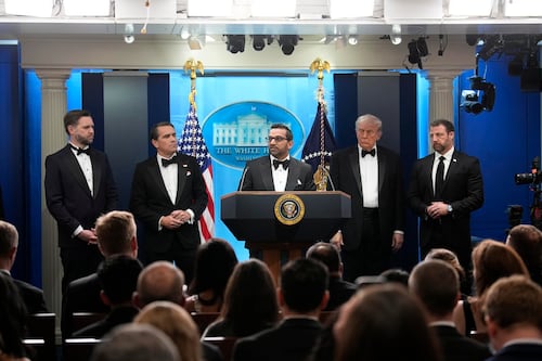 Director del FBI: el tirador que forzó la evacuación de Trump cargaba un arma larga