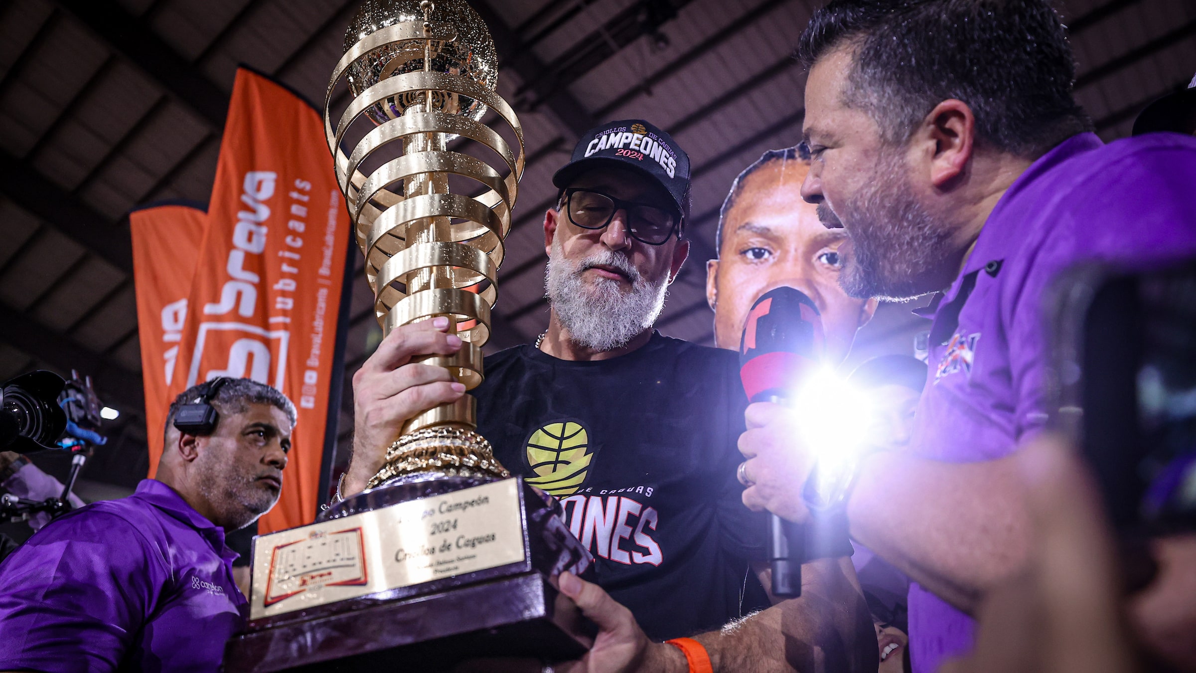 El dirigente de los Criollos de Caguas en la celebración del campeonato.