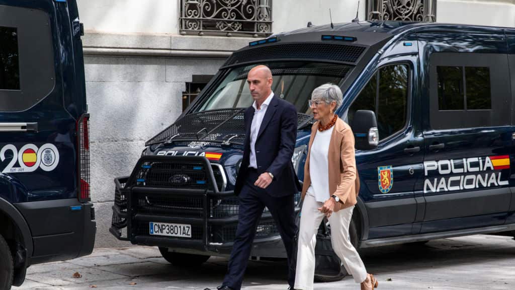 Luis Rubiales en una imagen de archivo, y acompañado por su abogada, deja los tribunales de Madrid