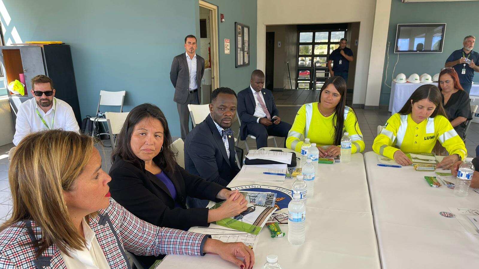 Lorna Soto, alcaldesa de Canóvanas, con la subsecretaria de Trabajo federal.