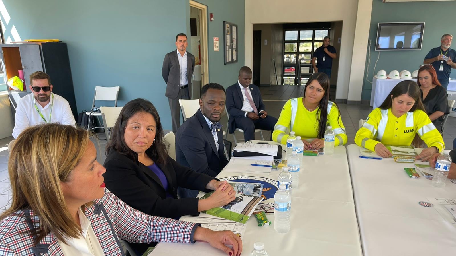 Lorna Soto, alcaldesa de Canóvanas, con la subsecretaria de Trabajo federal.