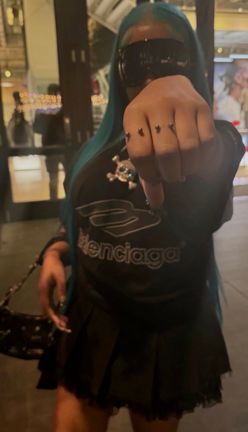 North West presumió su piercing en los dedos