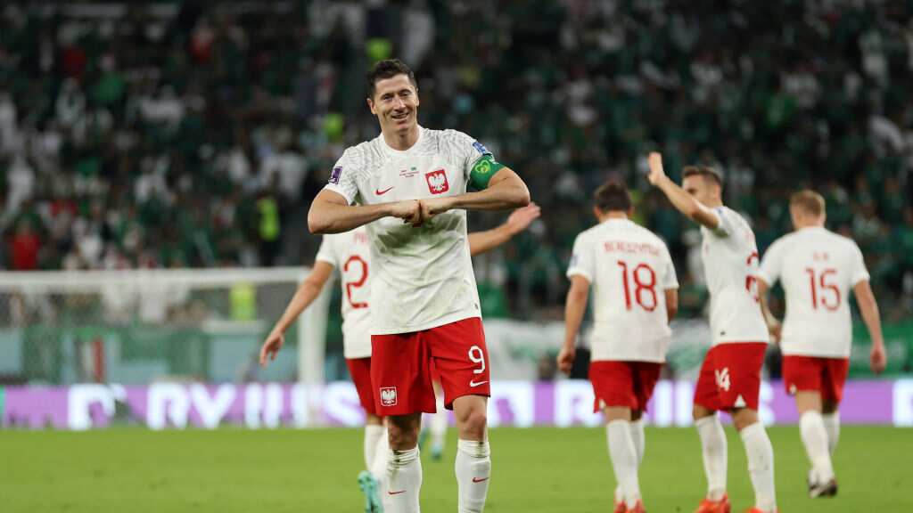 Robert Lewandowski marcó el segundo gol de su selección.