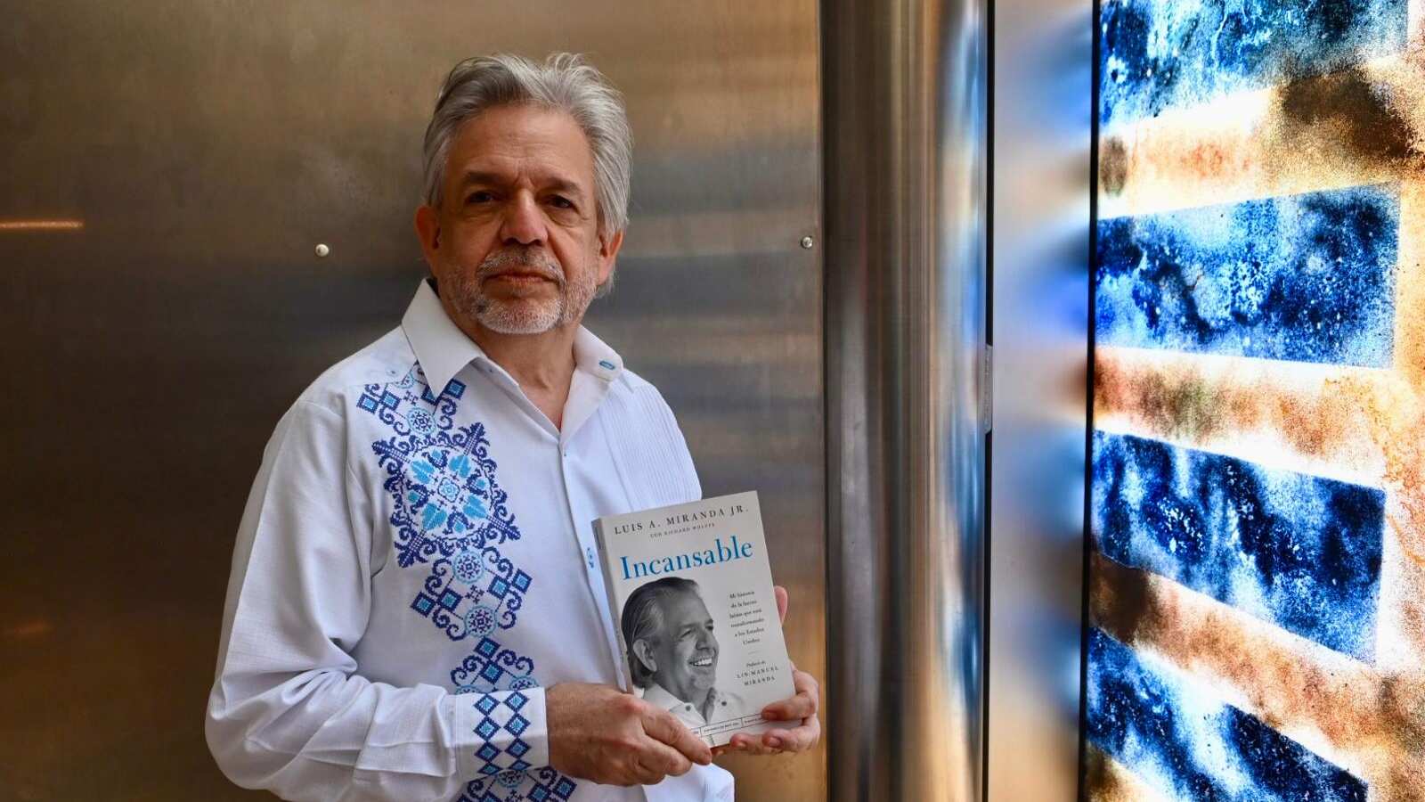 Autor. Luis Antonio Miranda, Jr. muestra una copia de su libro Incansable. / dennis a. Jones