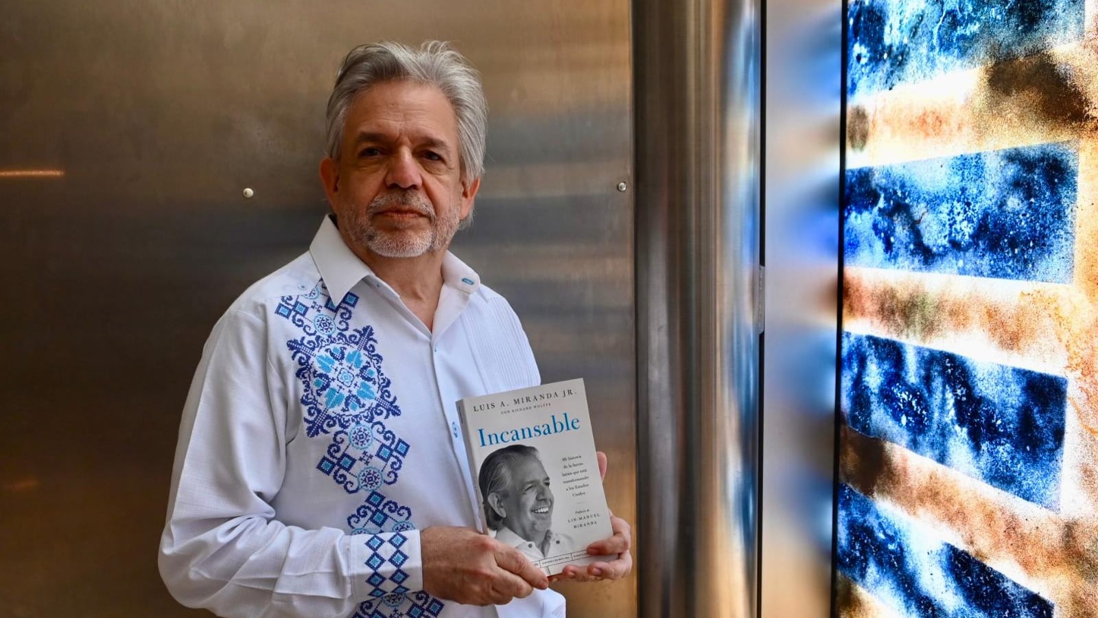 Autor. Luis Antonio Miranda, Jr. muestra una copia de su libro Incansable. / dennis a. Jones