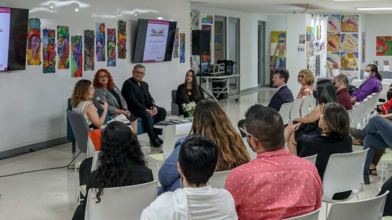 grupo de escritores egresados de Sagrado