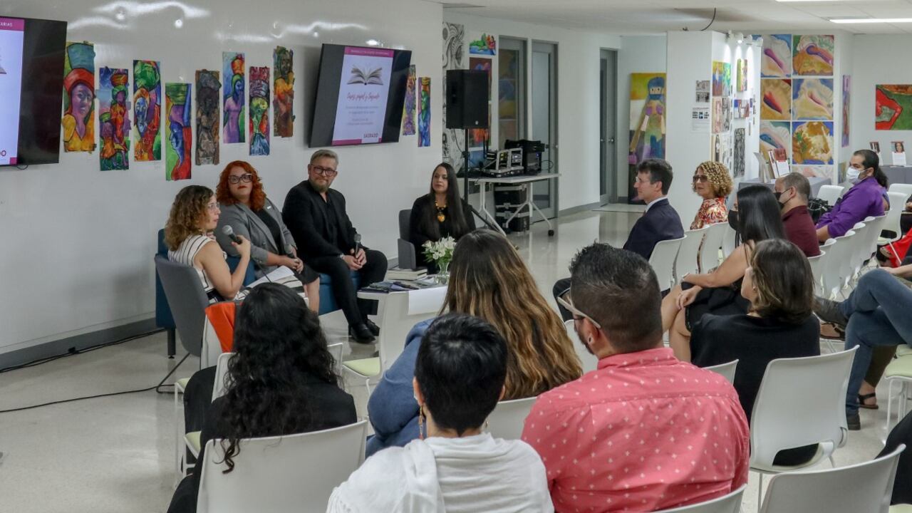 grupo de escritores egresados de Sagrado