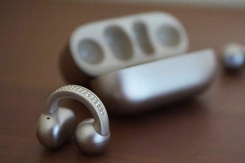 Moto Buds Loop: ¡Sonido de alta gama con diamantes de imitación! Lo más top que verás en tus oídos