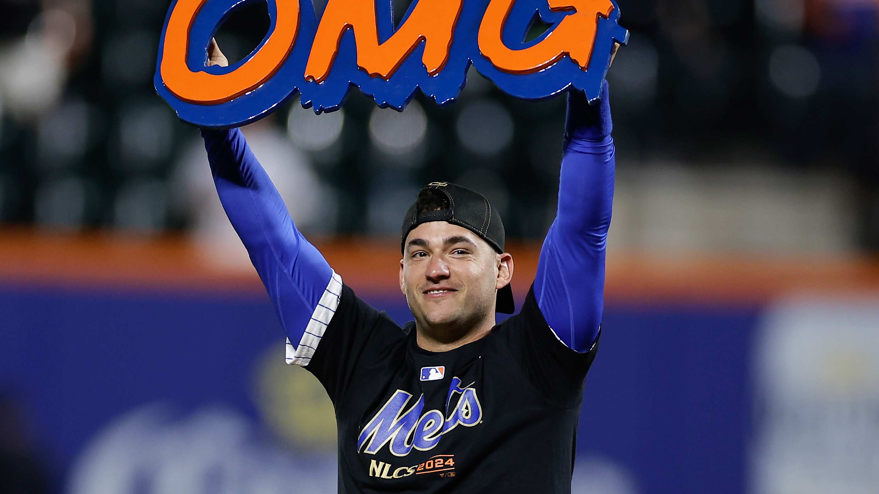 El segunda base de los Mets de Nueva York, José Iglesias, celebra en el campo después de que los Mets vencieron a los Filis de Filadelfia en el Juego 4 de la Liga Nacional, el miércoles 9 de octubre de 2024, en Nueva York. (AP Foto/Adam Hunger)