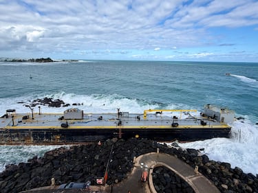 La embarcación permanece encallada en la zona del rompeolas frente al Castillo San Felipe del Morro en el Viejo San Juan.